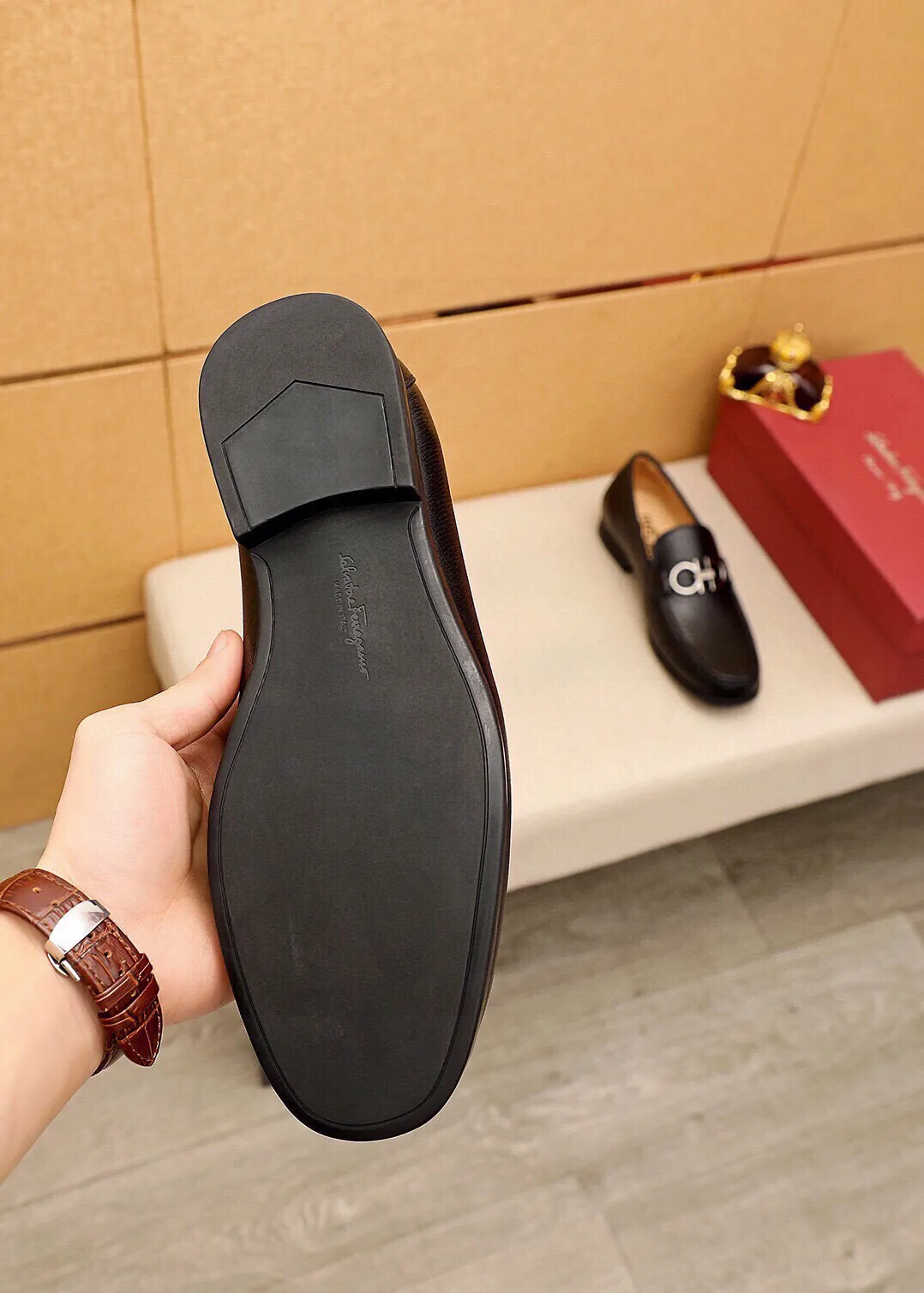 Men's shoes 💰480 💐 Product trademark: Ferragamo "Ferragamo" casual leather shoes Regular size: 38-44 (45🉑️customized) Product materials: Selected imported first-layer cross-grain cowhide leather upper + luxury hardware buckle, imported water-dyed cowhide leather lining. Strong three-dimensional visual effect, original outsole color: 4⃣️seed leather materials available
